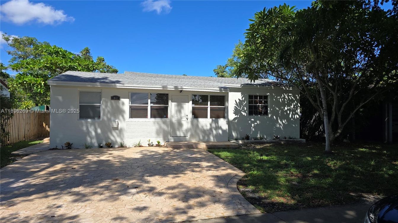 Exterior, Facade, Ranch