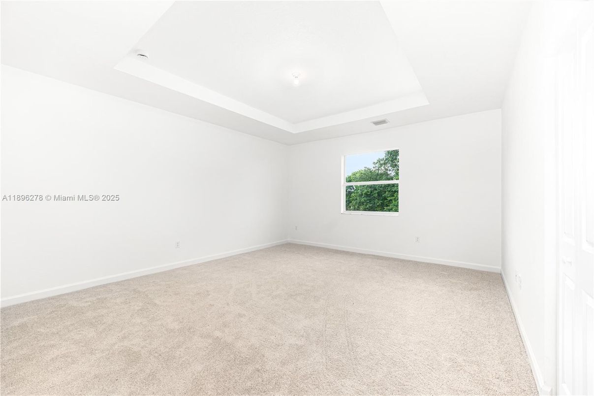 Empty room, Interior