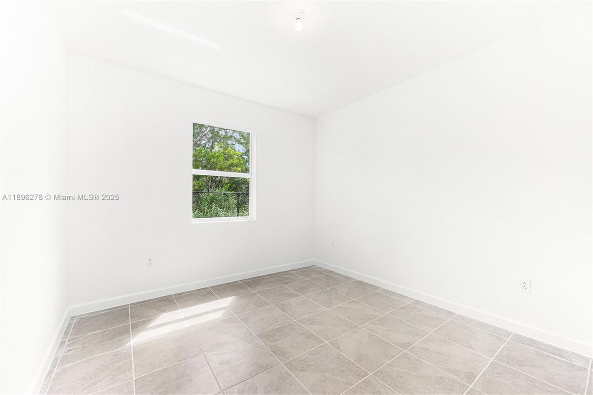 Empty room, Interior