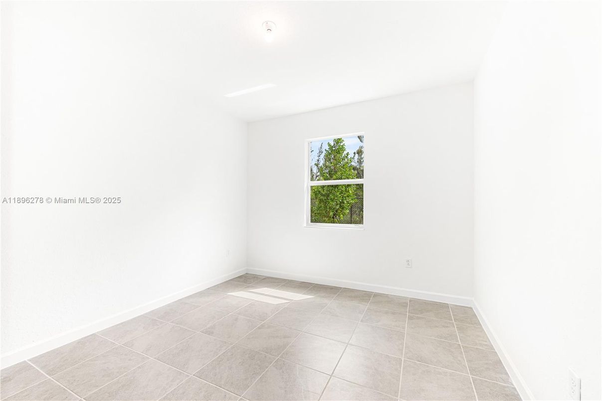 Empty room, Interior