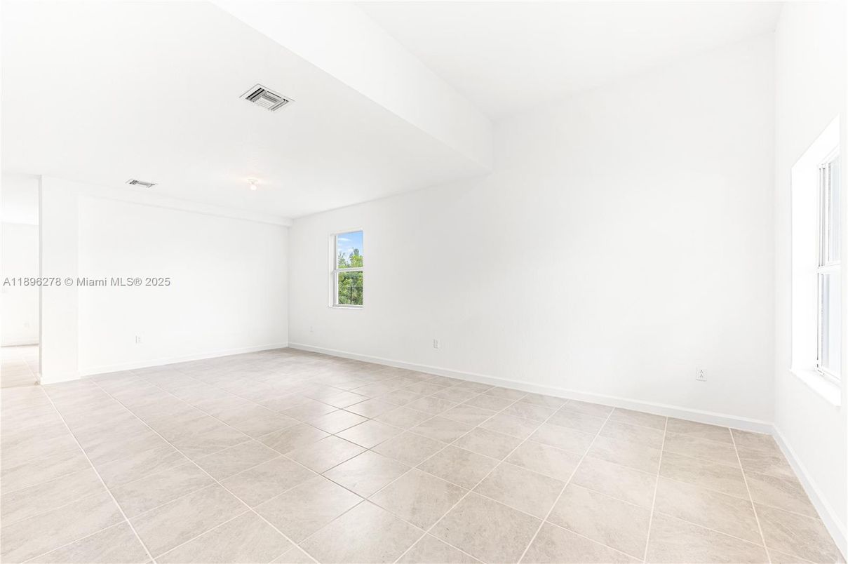 Empty room, Interior