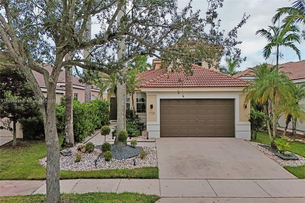 Attached, Exterior, Facade, Mediterranean