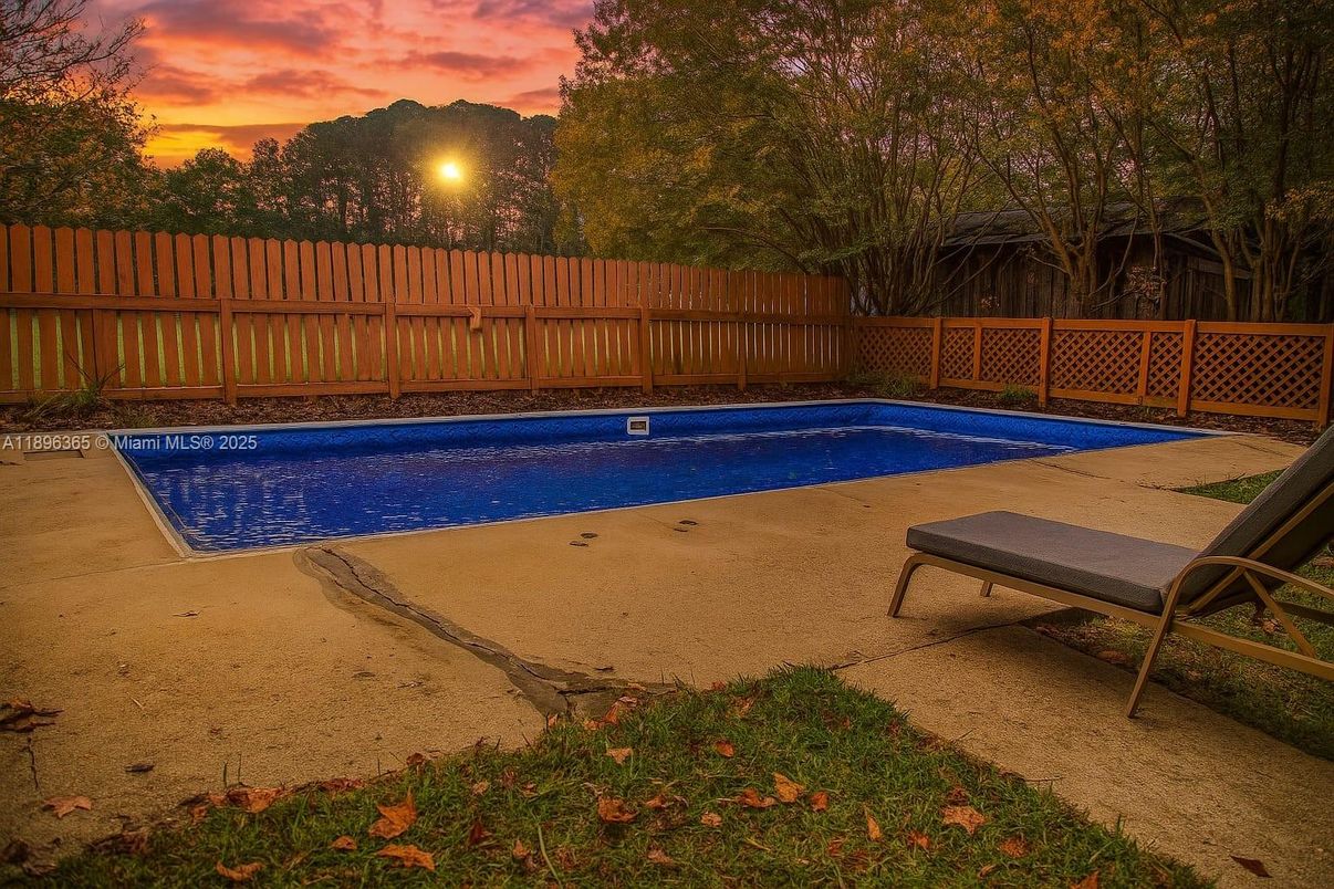 Exterior, Pool