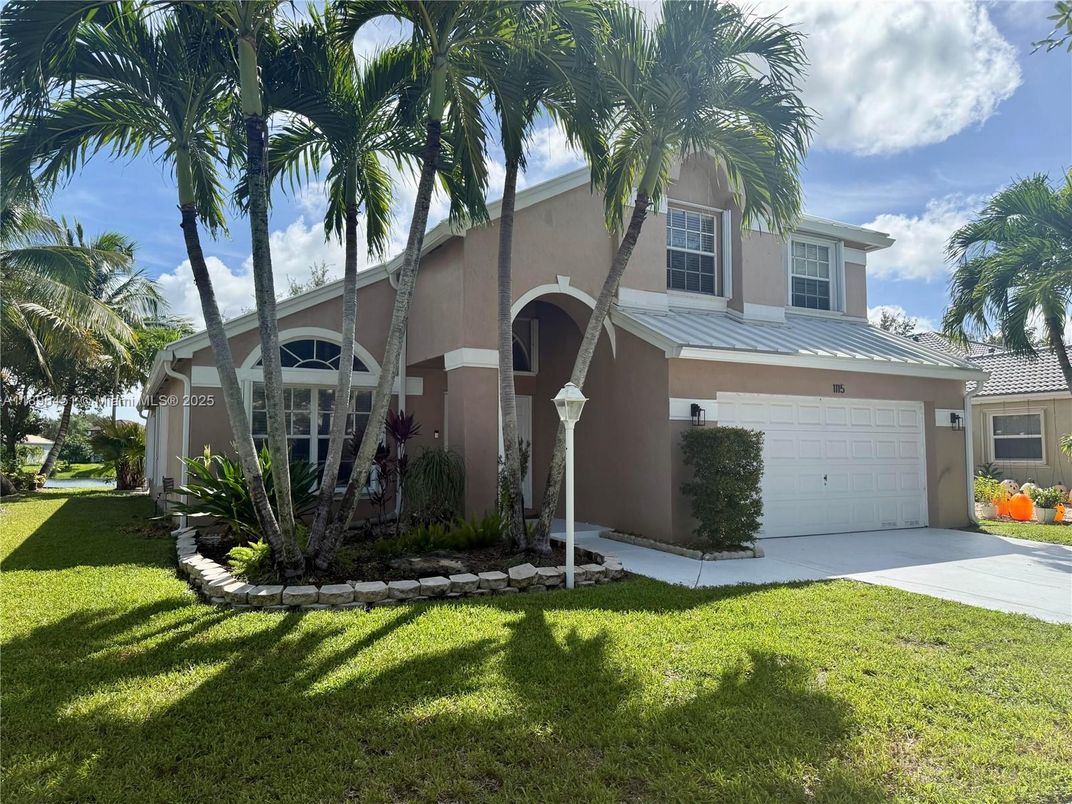 Attached, Exterior, Facade, Mediterranean