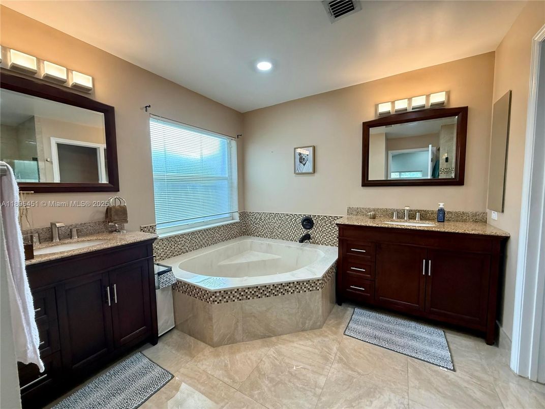 Bathroom, Dual Sink Vanities, Interior, Recessed Lighting