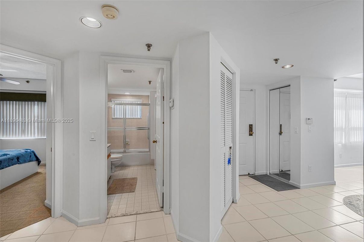 Bathroom, Interior, Recessed Lighting