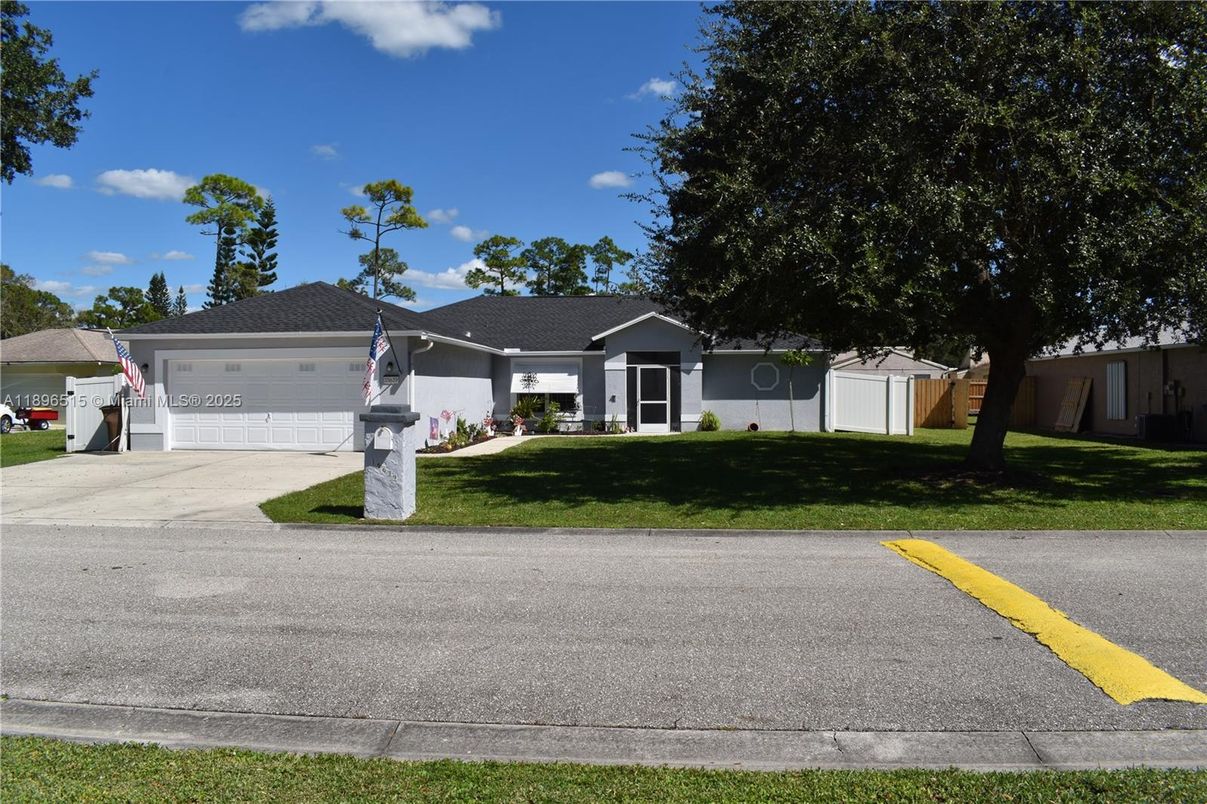 Attached, Exterior, Facade, Ranch