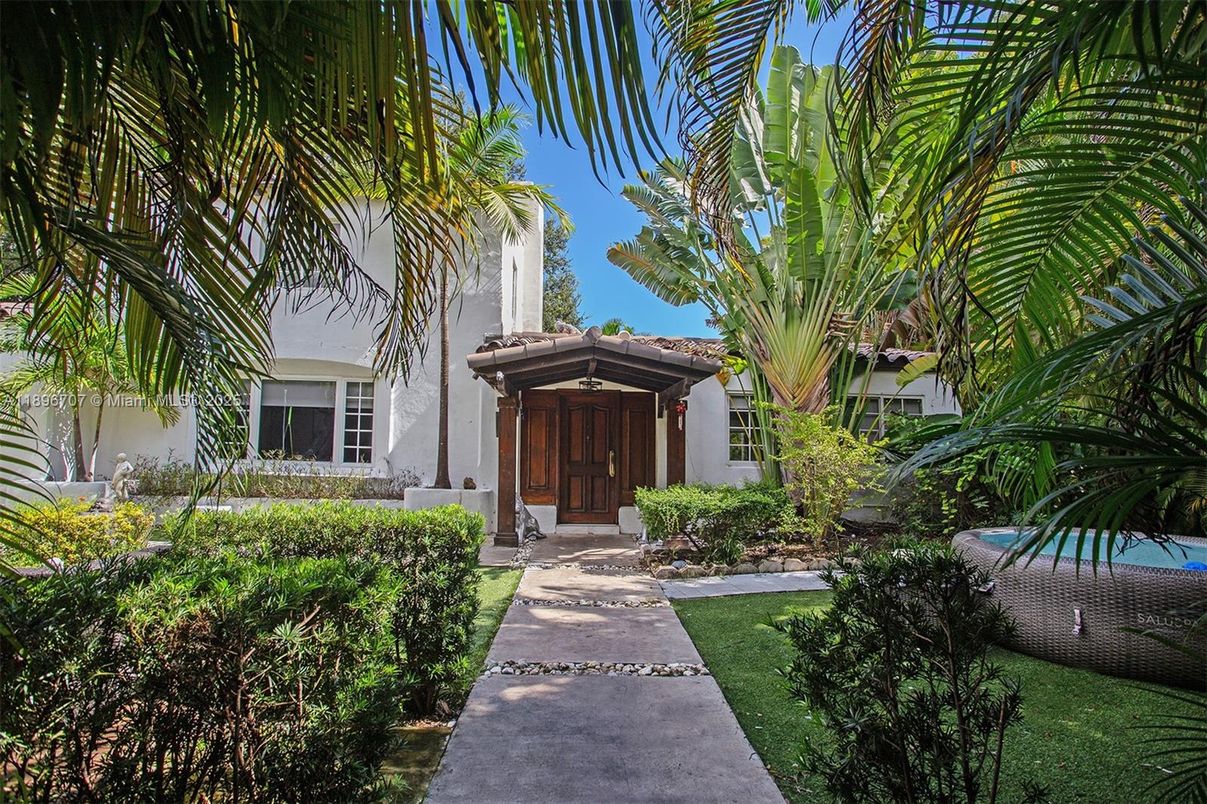 Exterior, Facade, Spanish Mediterranean