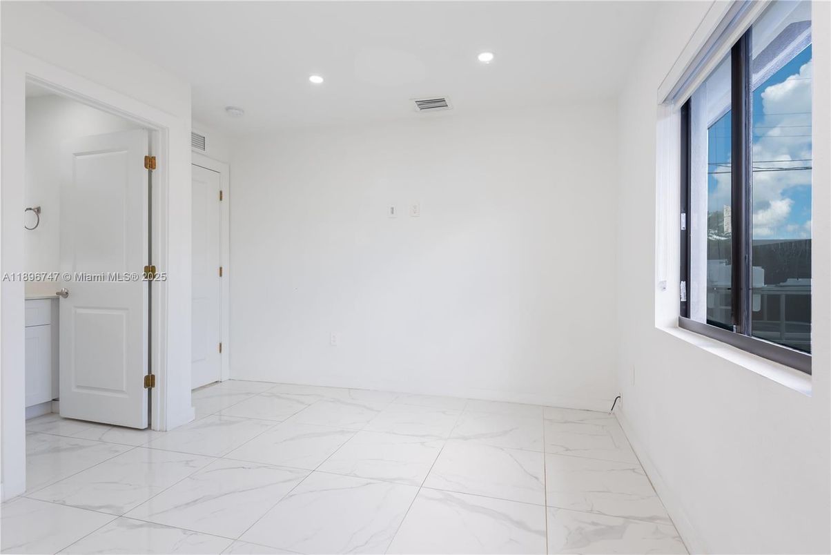 Empty room, Interior, Marble, Recessed Lighting