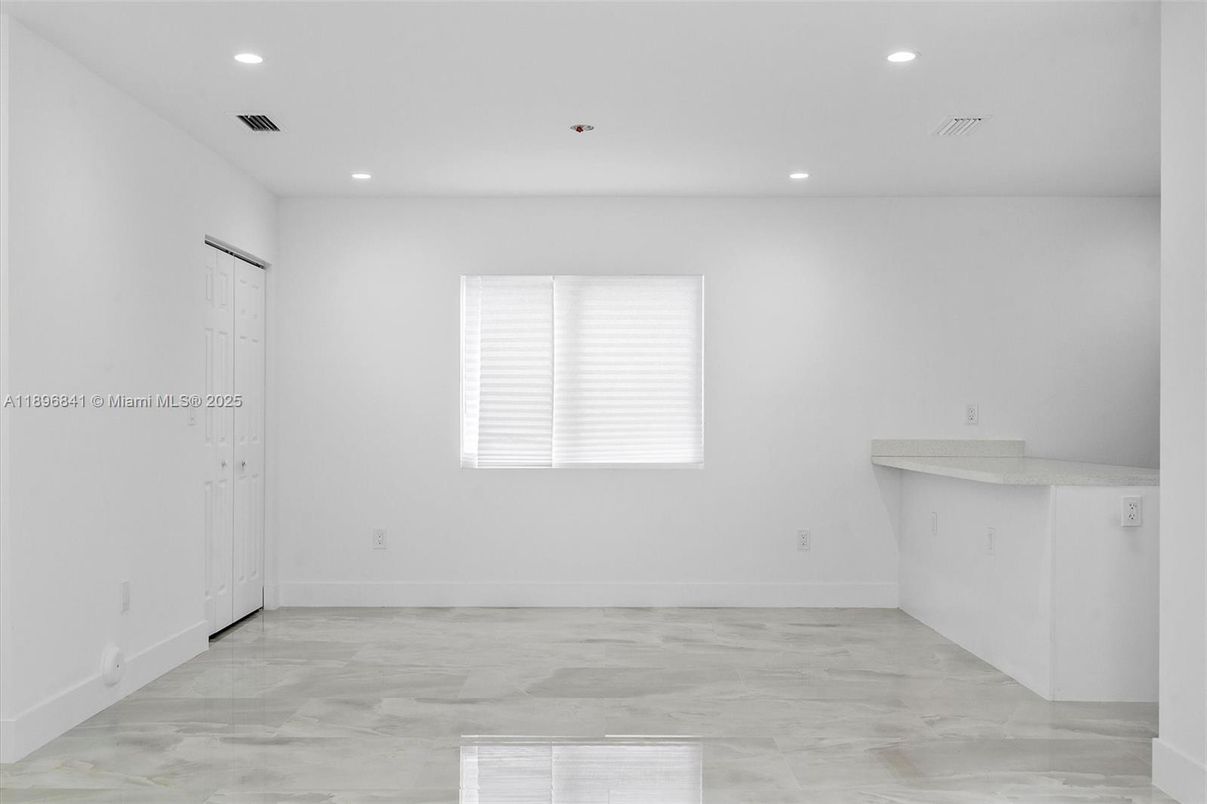 Empty room, Interior, Recessed Lighting