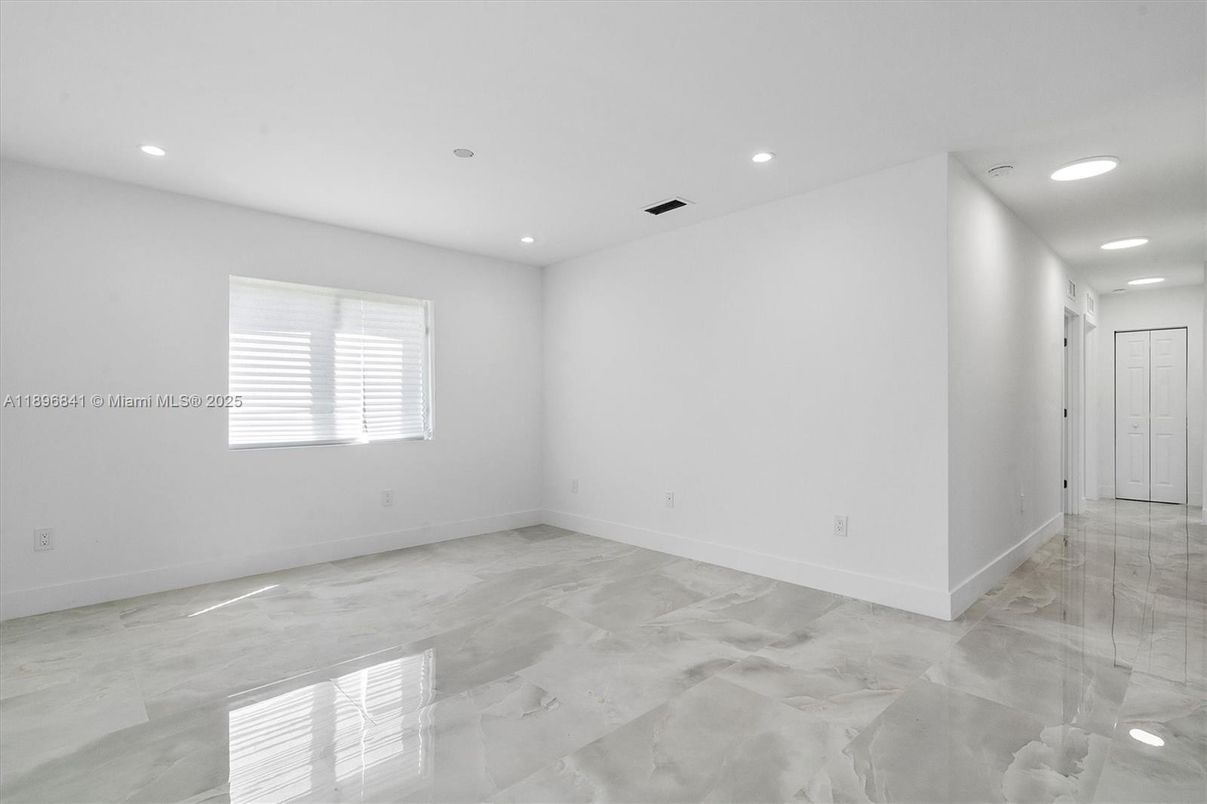 Empty room, Interior, Recessed Lighting
