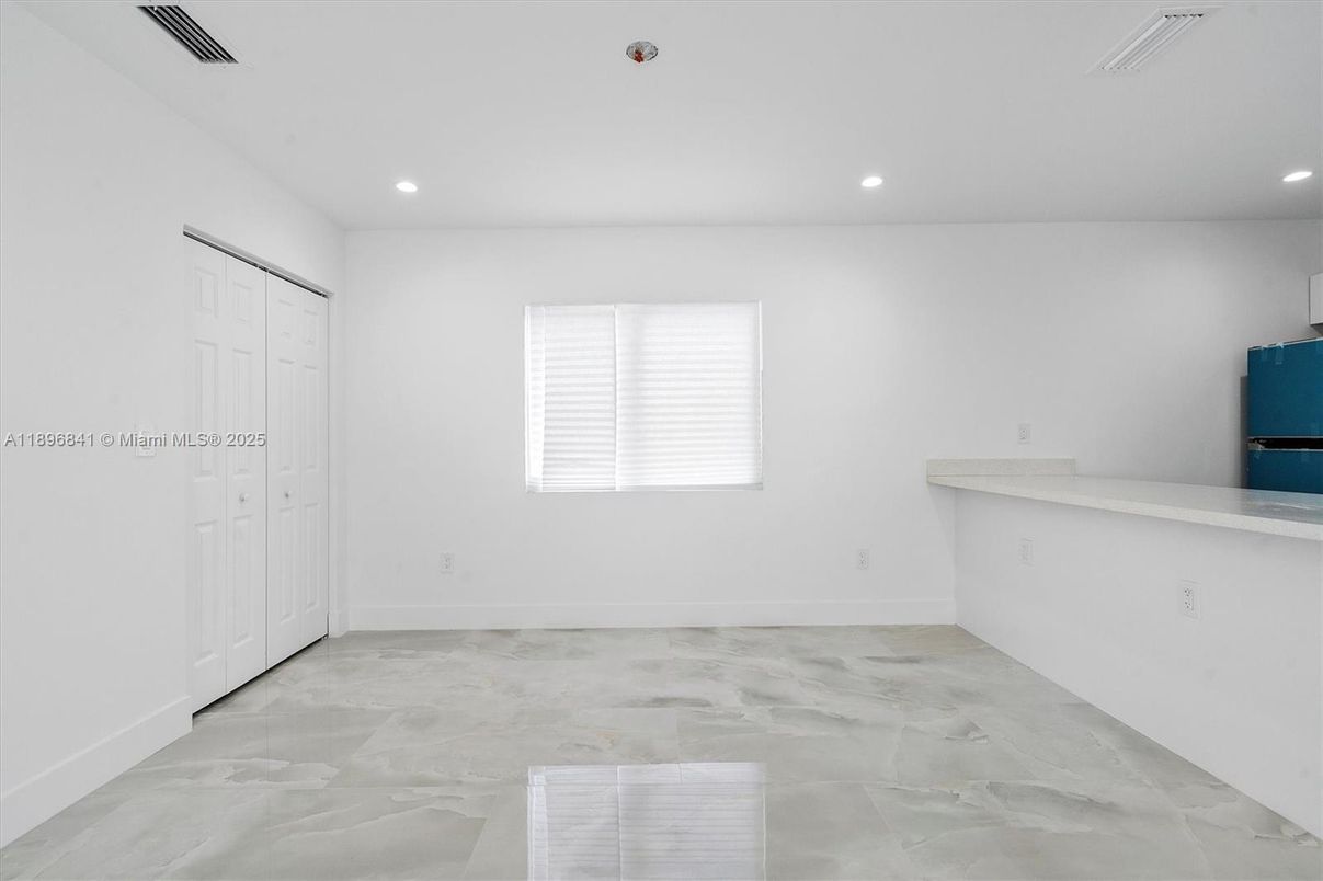 Empty room, Interior, Recessed Lighting