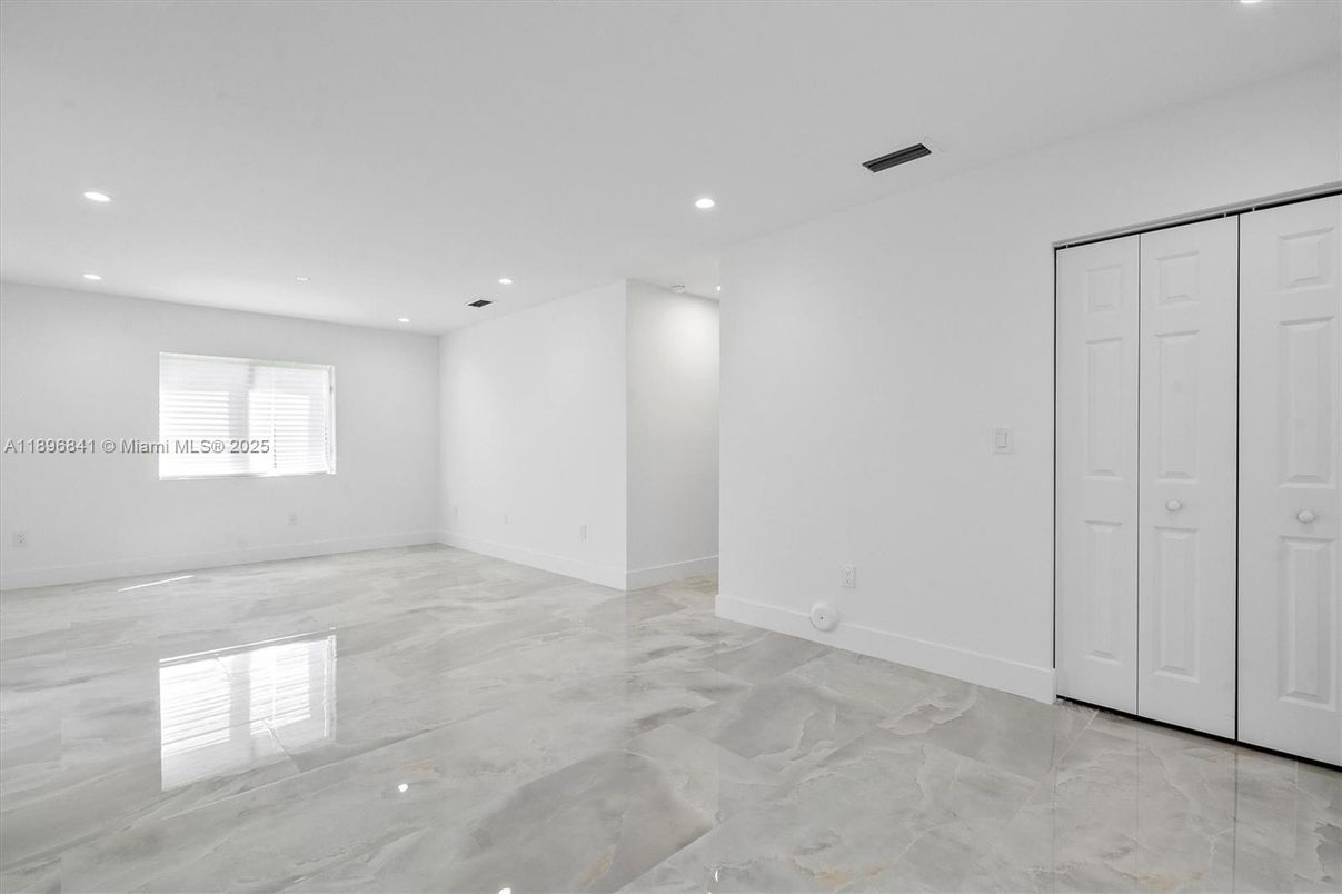Empty room, Interior, Recessed Lighting