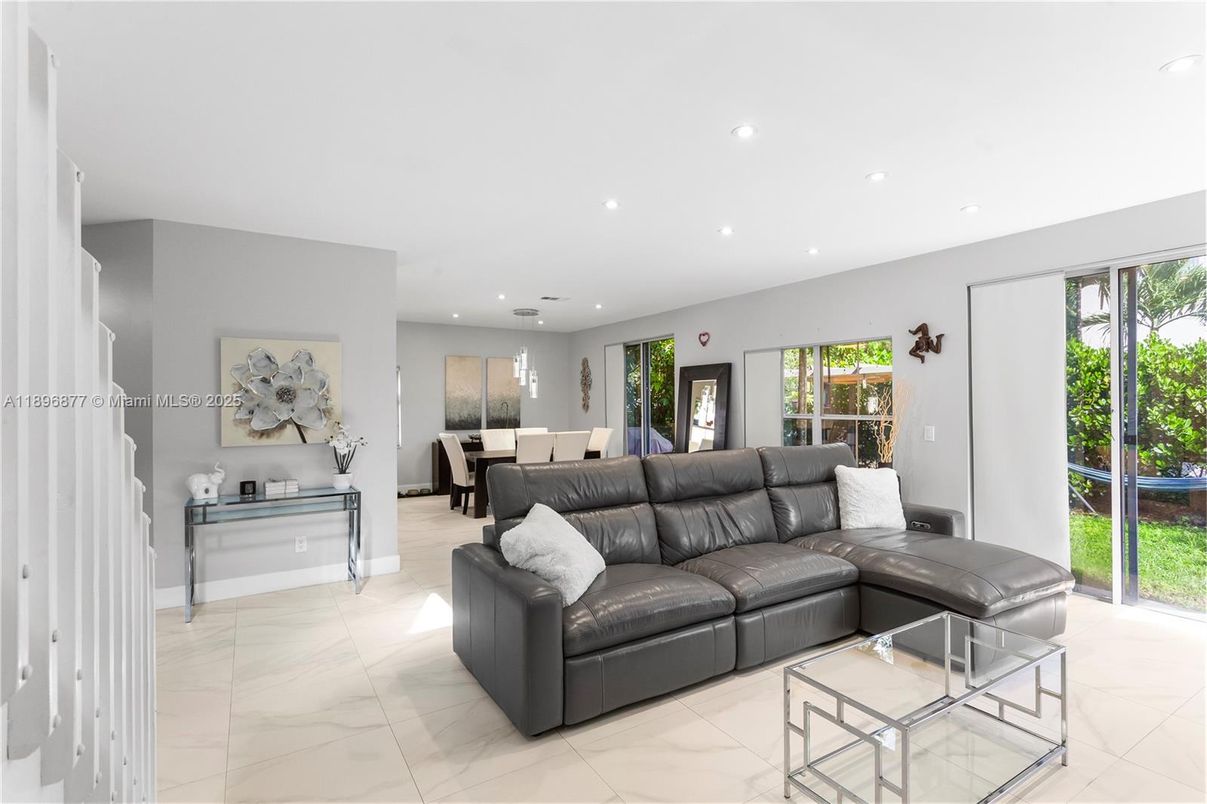 Dining room, Interior, Living room, Marble, Recessed Lighting