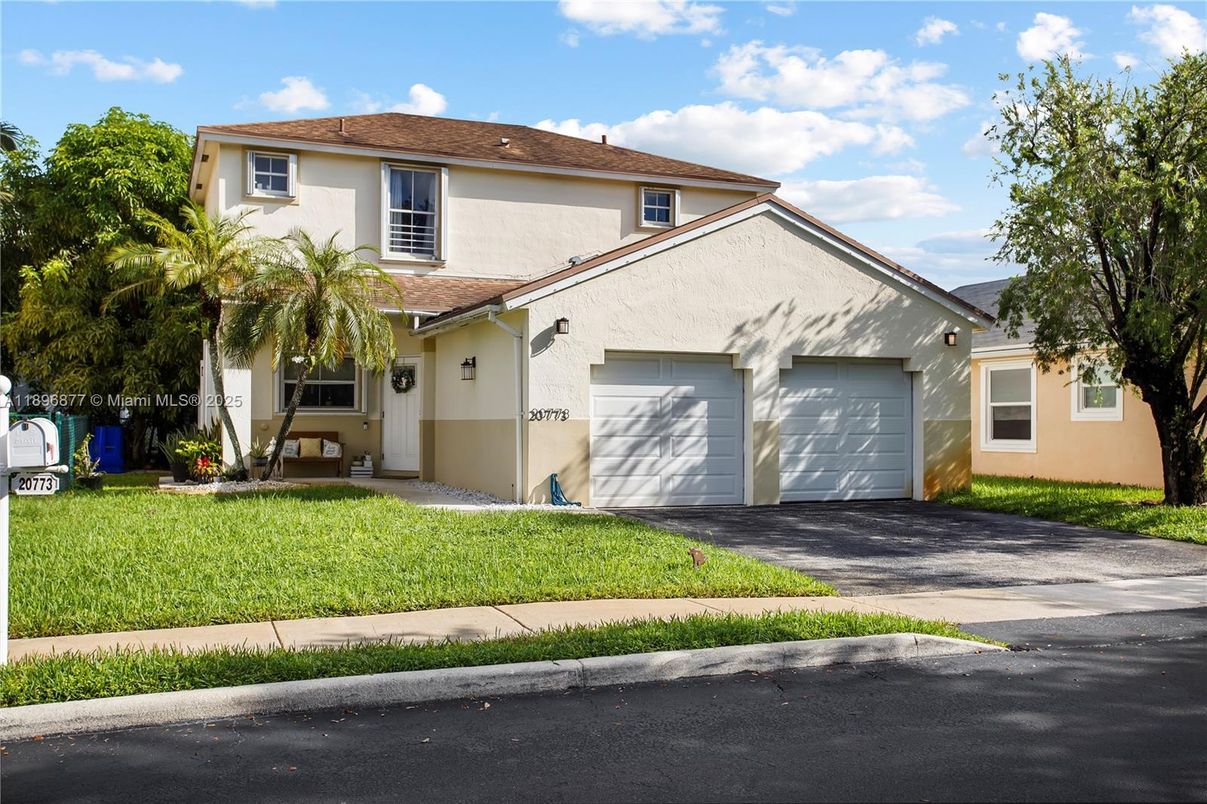 Attached, Exterior, Facade, Mediterranean