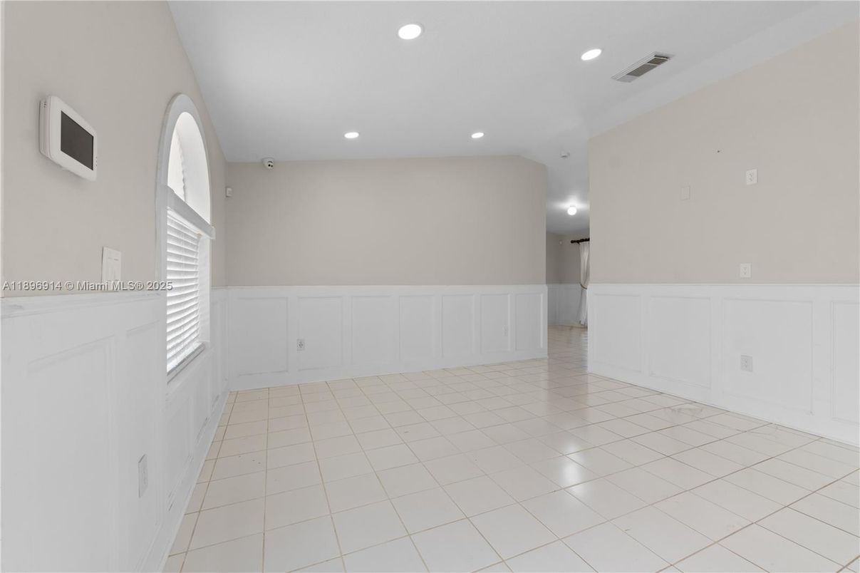 Empty room, Interior, Recessed Lighting