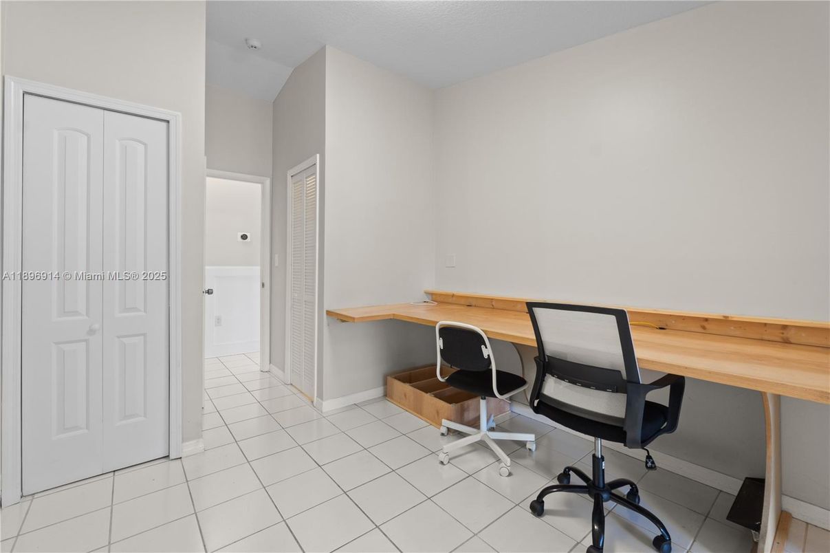 Home Office, Interior