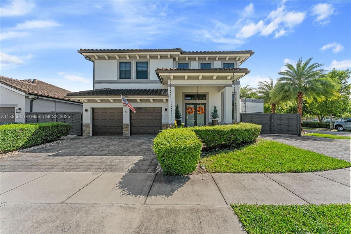 Attached, Exterior, Facade, Mediterranean