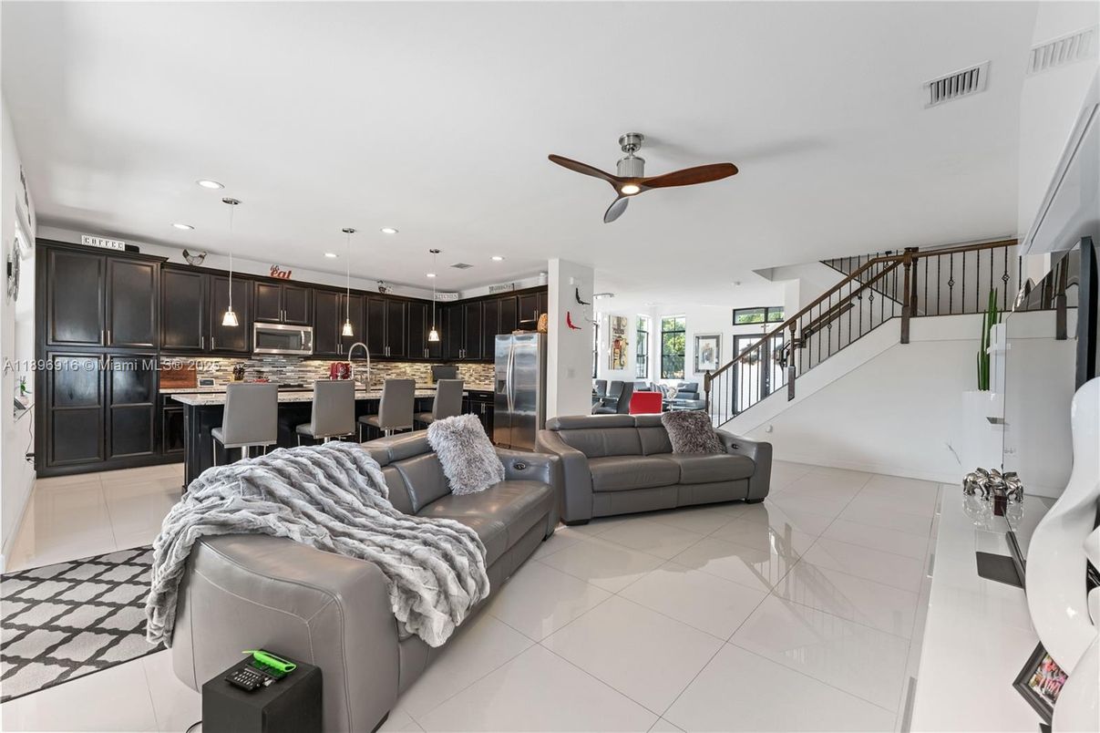 Interior, Kitchen, Living room, Pendant Lights, Recessed Lighting, Stainless Steel Appliances