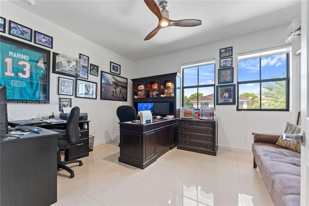 Home Office, Interior