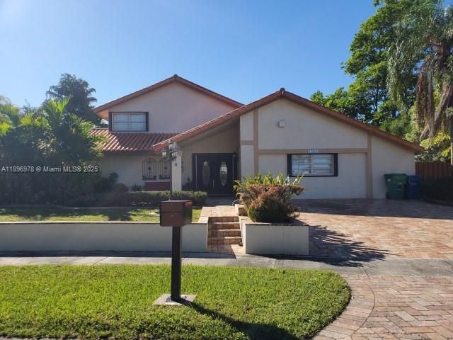 Exterior, Facade, Ranch