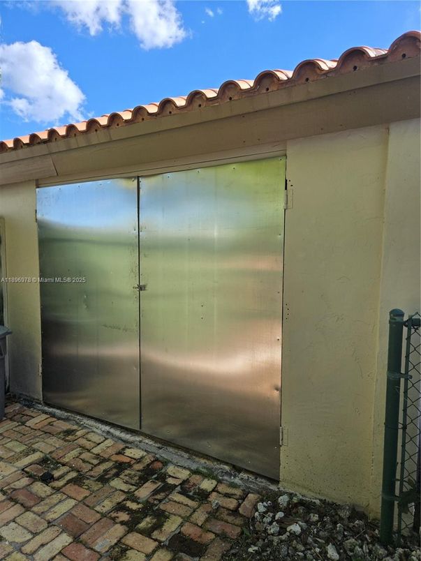 Elevator, Exterior