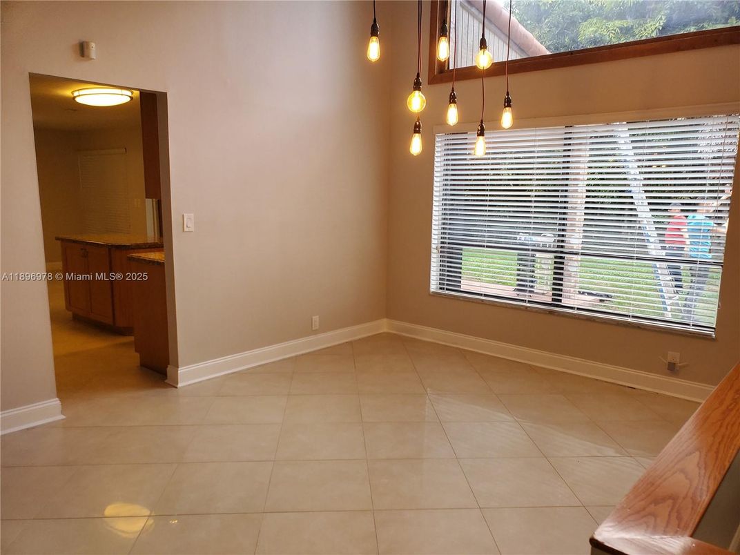 Empty room, Interior, Pendant Lights