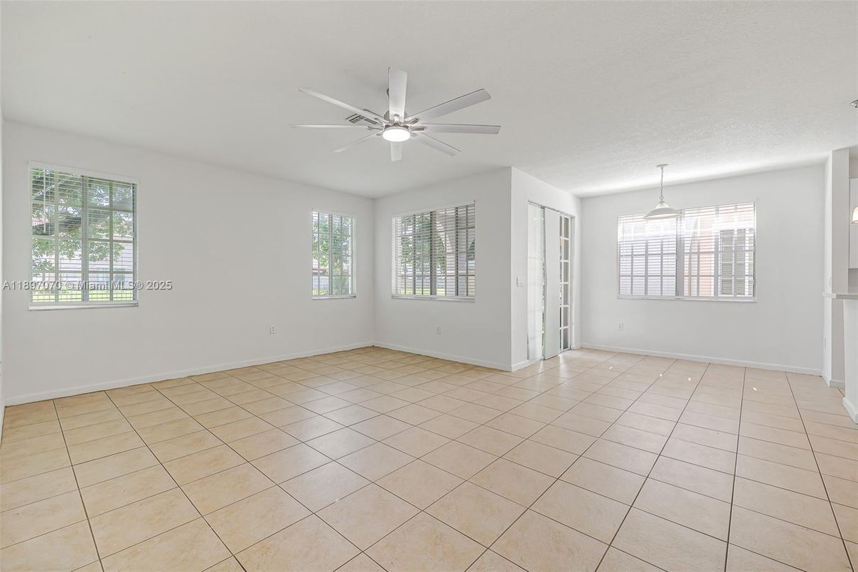 Empty room, Interior