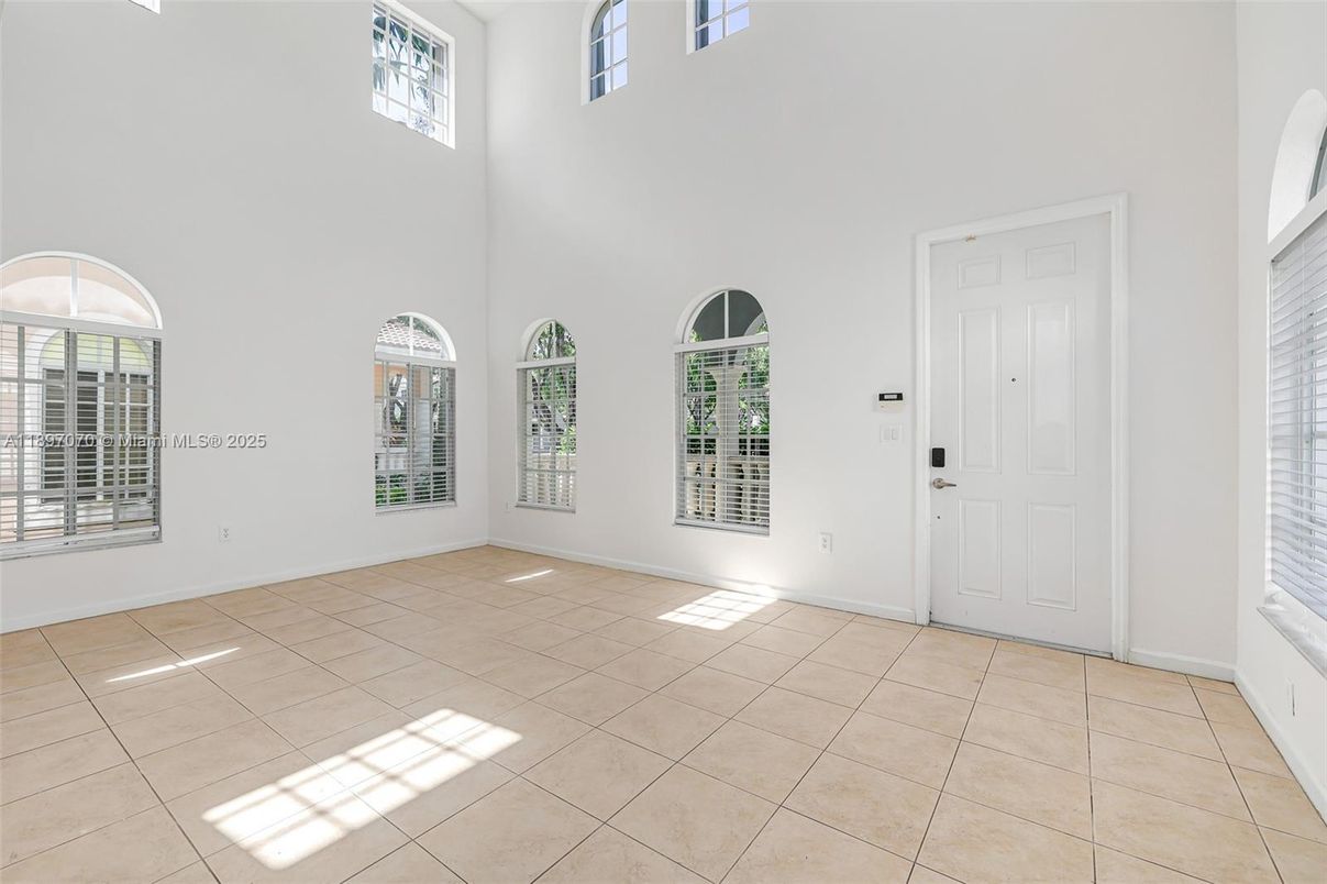 Empty room, Interior