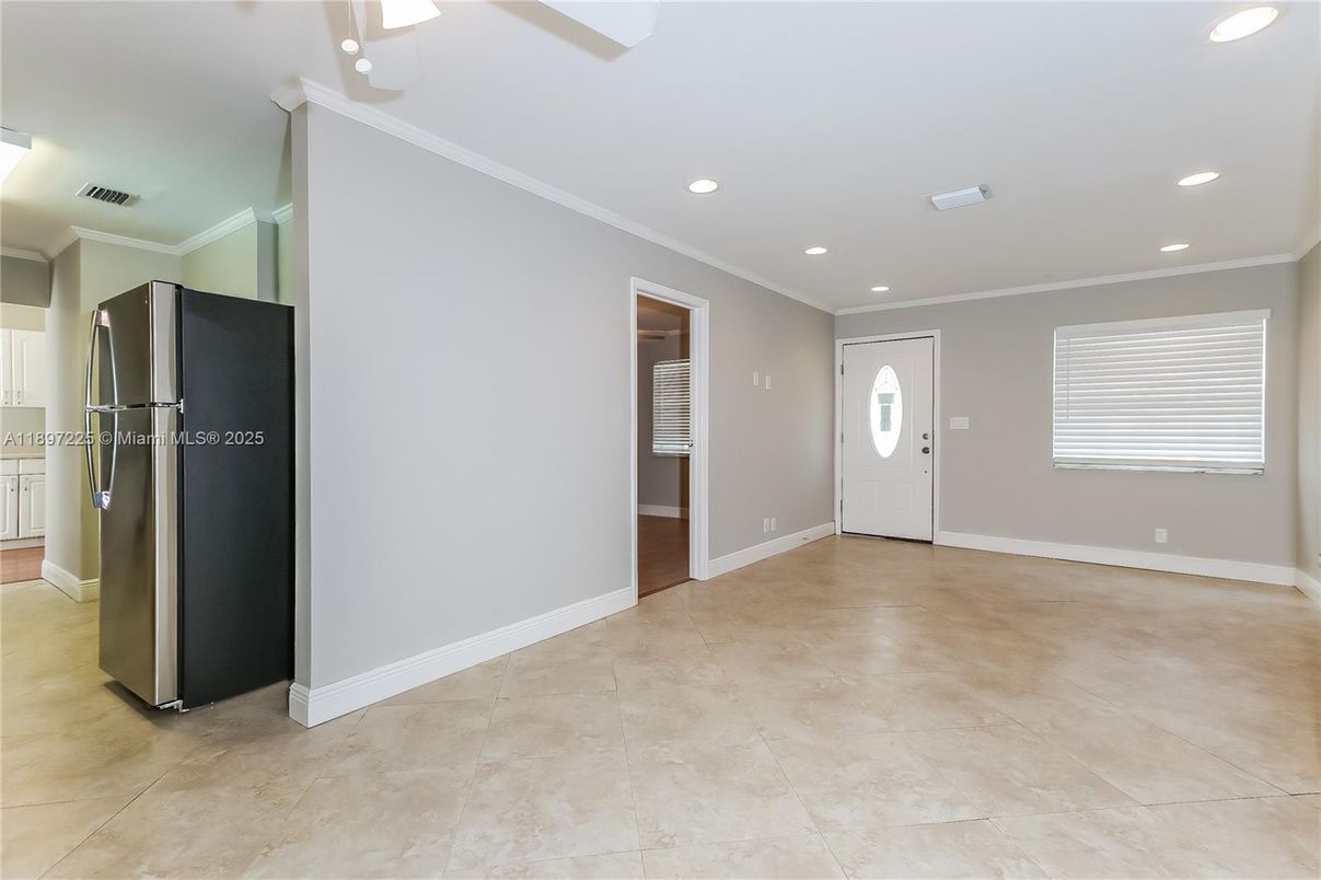Empty room, Interior, Recessed Lighting