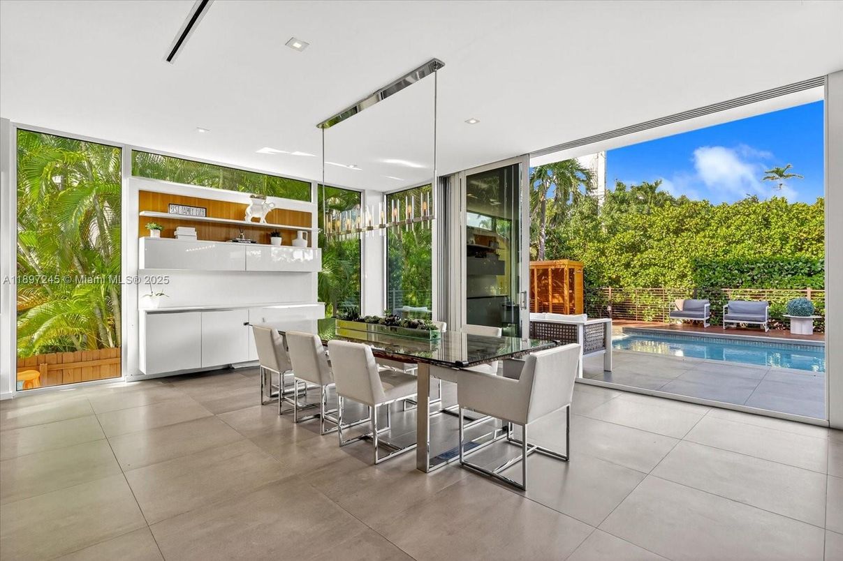 Dining room, Interior, Pendant Lights, Recessed Lighting