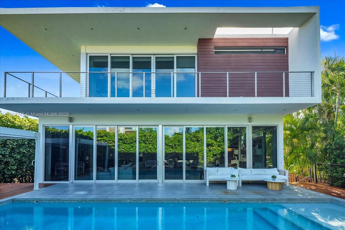 Exterior, Facade, Pool, Modern