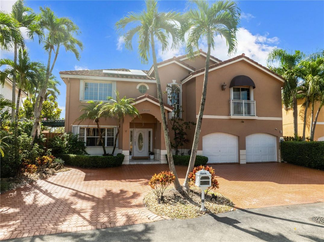 Attached, Exterior, Facade, Mediterranean