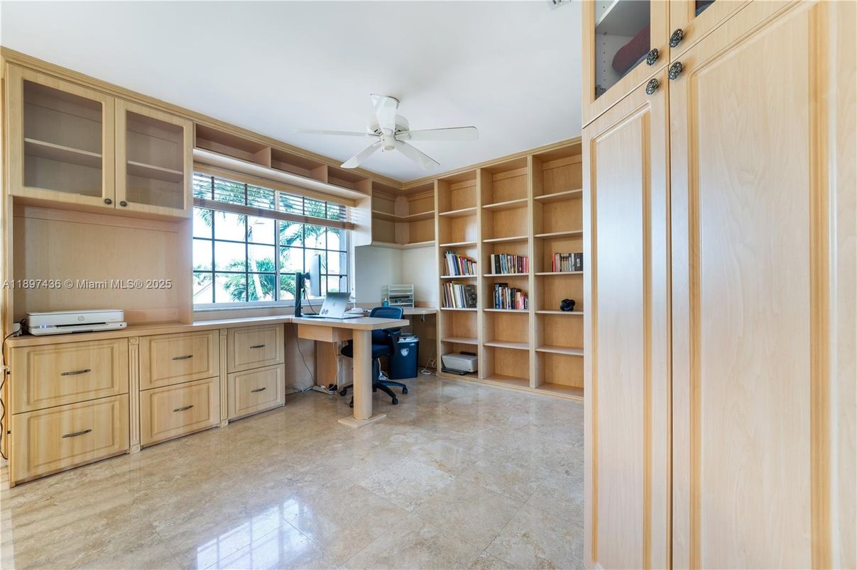 Home Office, Interior