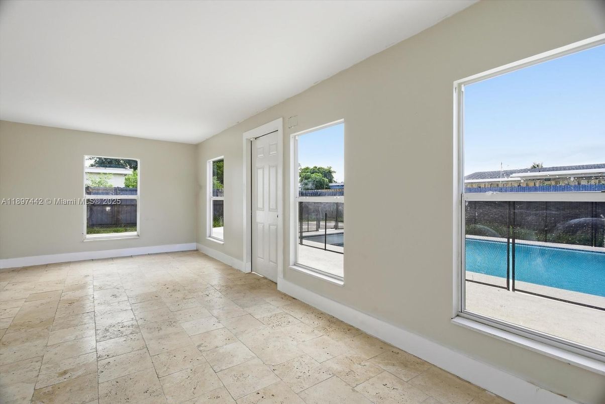 Empty room, Interior