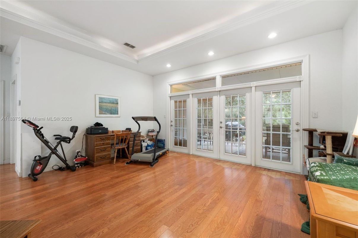 Fitness Equipment, Interior, Recessed Lighting, Wood Texture Flooring