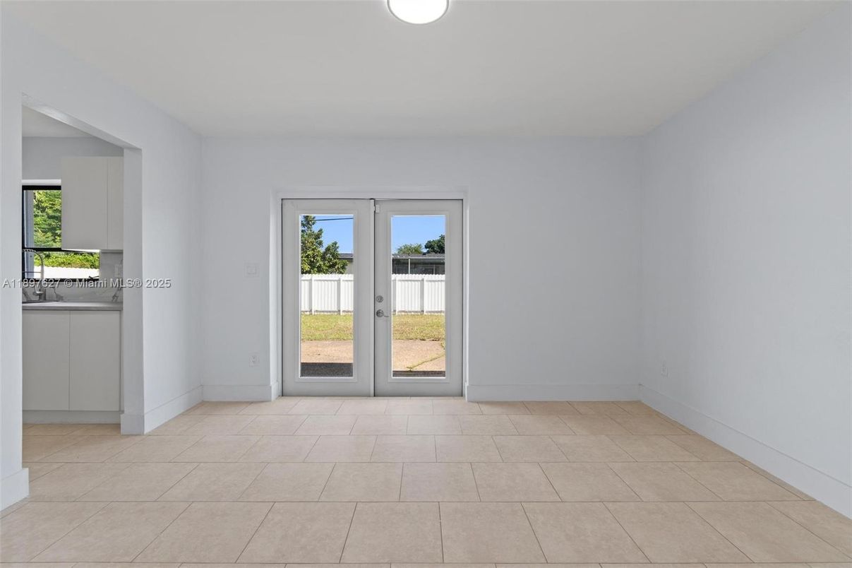 Empty room, Interior