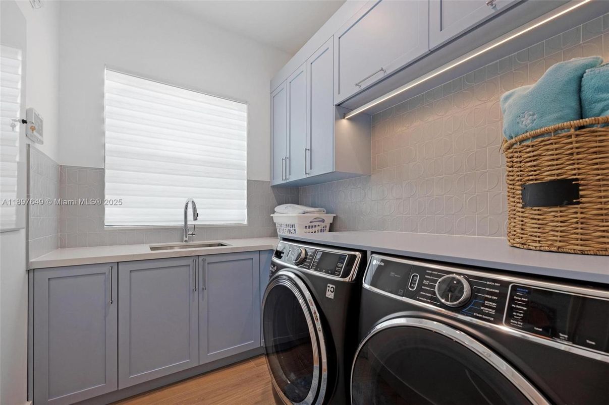 Interior, Washer, Wood Texture Flooring