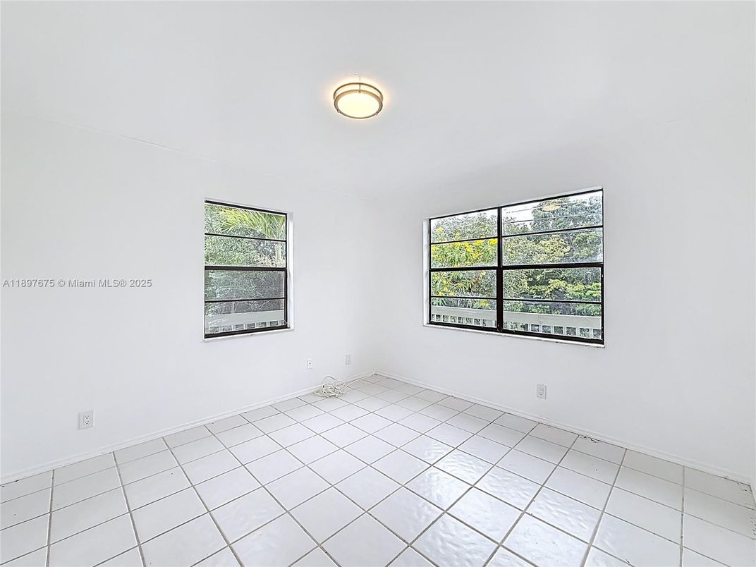 Empty room, Interior