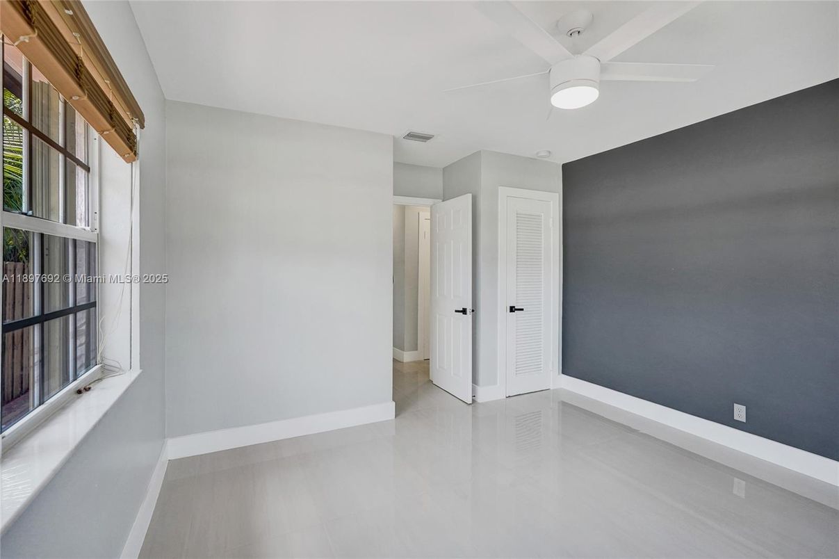 Empty room, Interior