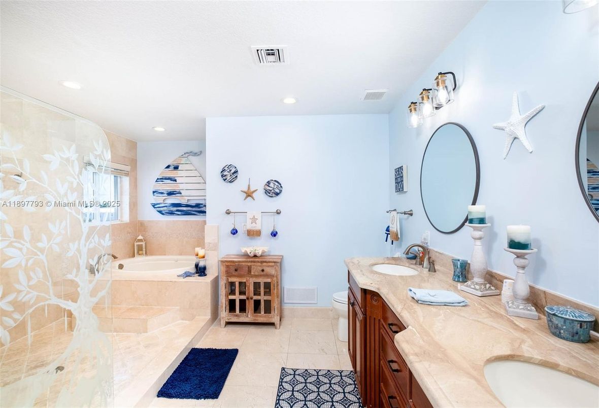 Bathroom, Dual Sink Vanities, Interior, Recessed Lighting