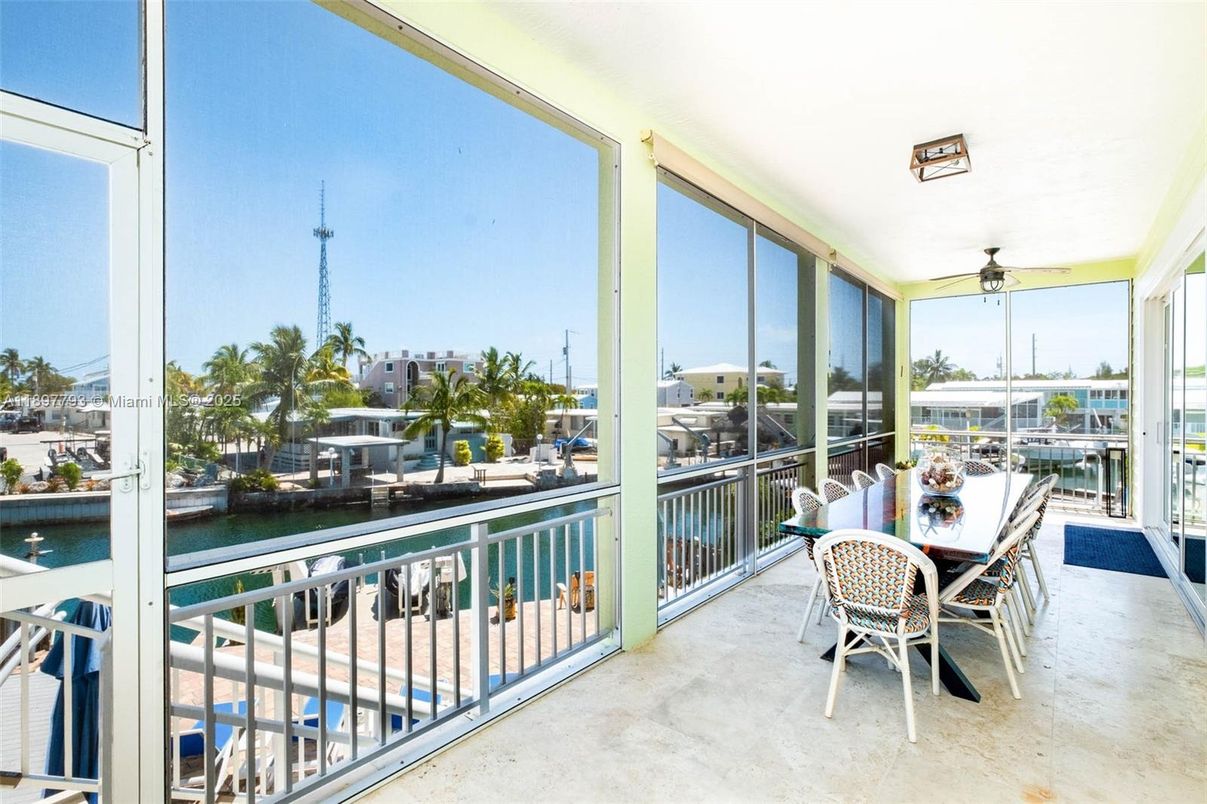 Exterior, Interior, Sun Room, Water