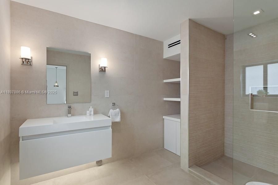 Bathroom, Interior, Recessed Lighting