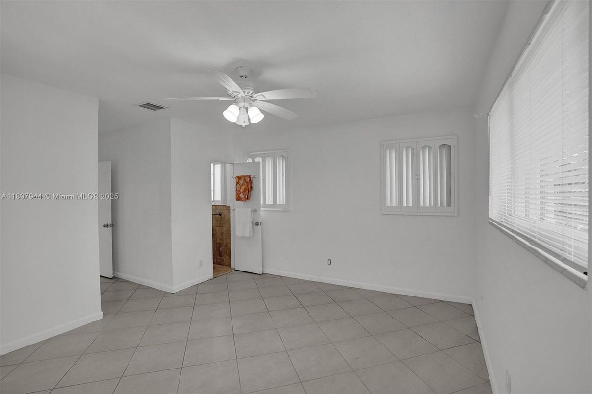 Empty room, Interior