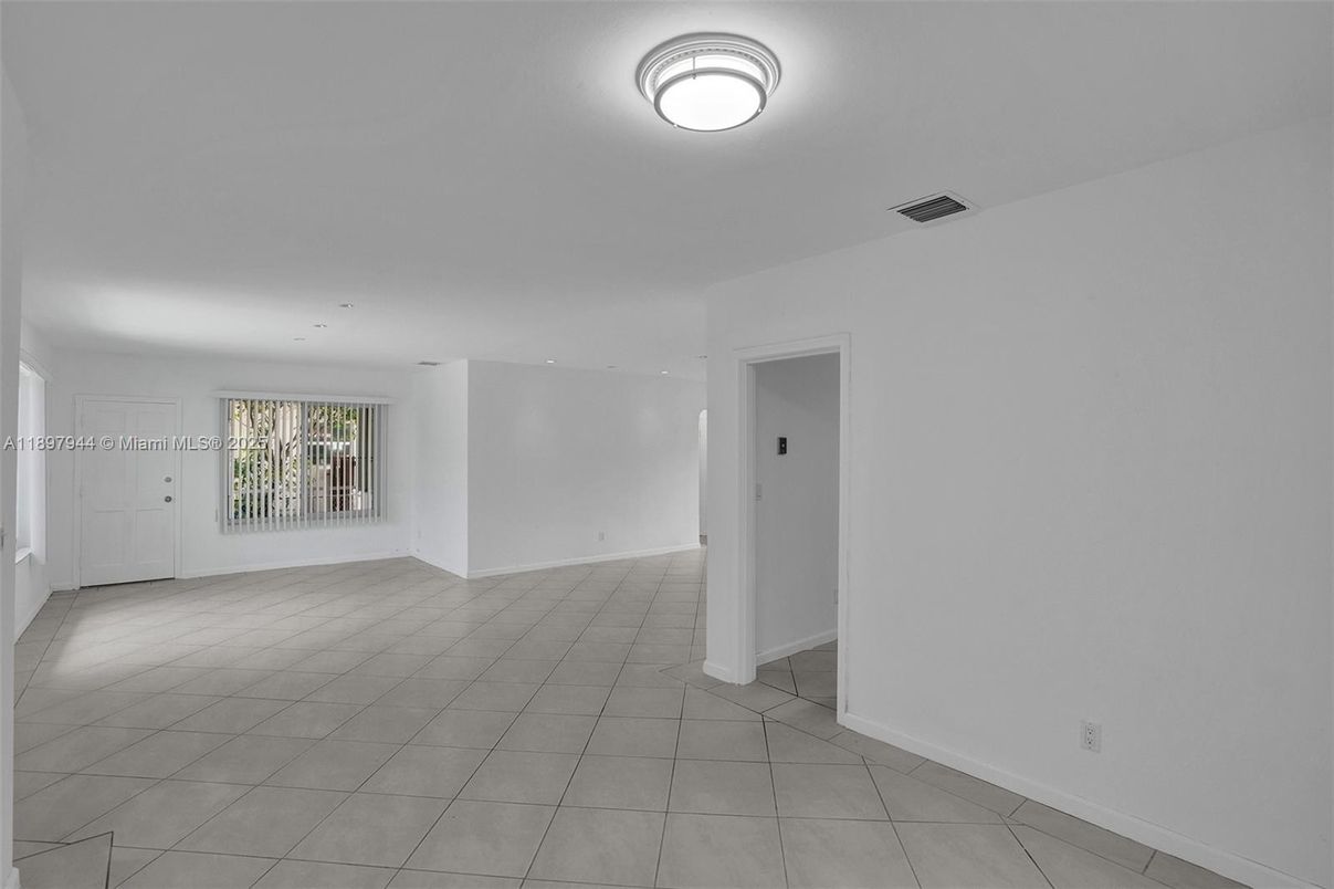 Empty room, Interior