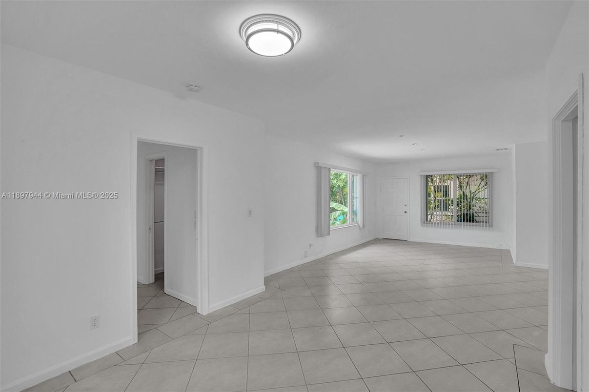 Empty room, Interior