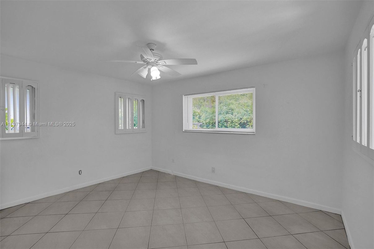 Empty room, Interior