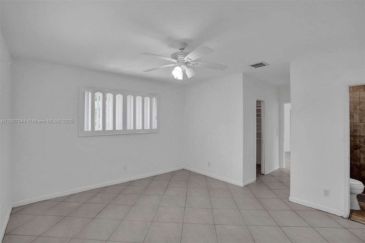 Empty room, Interior