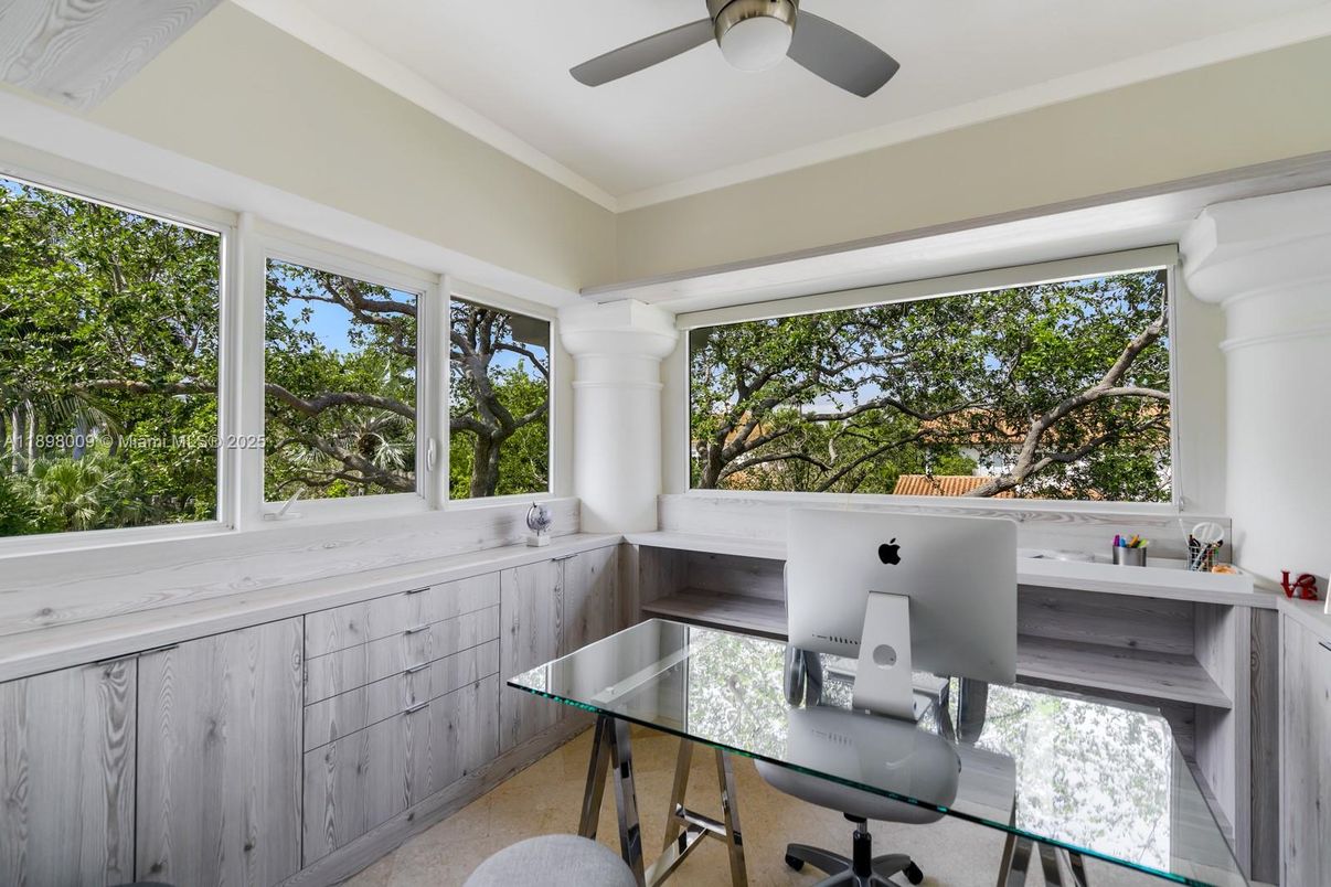 Home Office, Interior