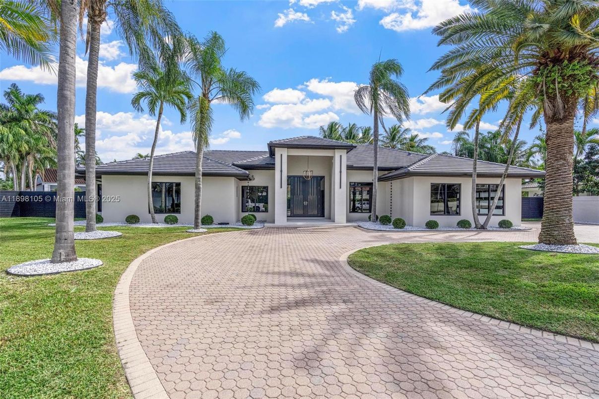 Backyard, Exterior, Facade, Ranch